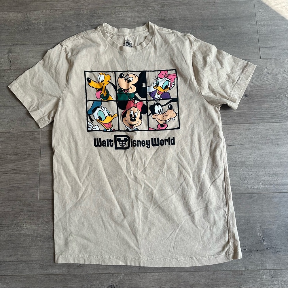 EUC Walt Disney World Mickey and friends t-shirt - size medium